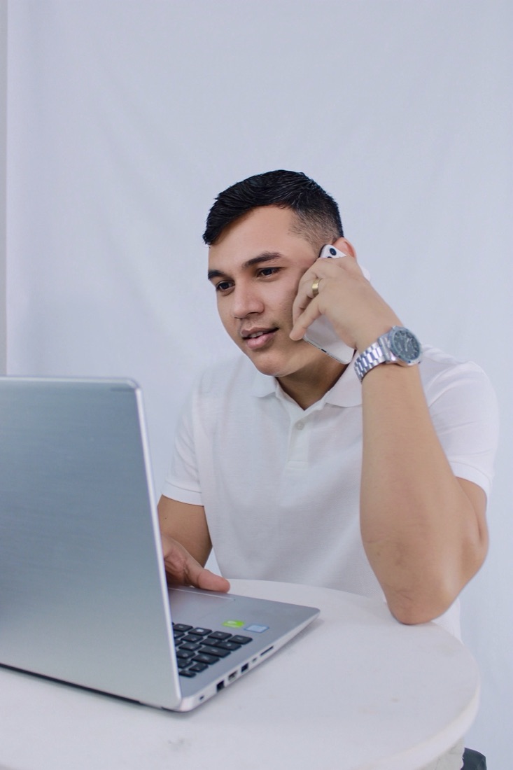 Robert Maciel trabalhando no computador